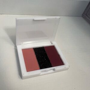 Chic Eyeshadow Palette with Black, Pink, and Burgundy Shades